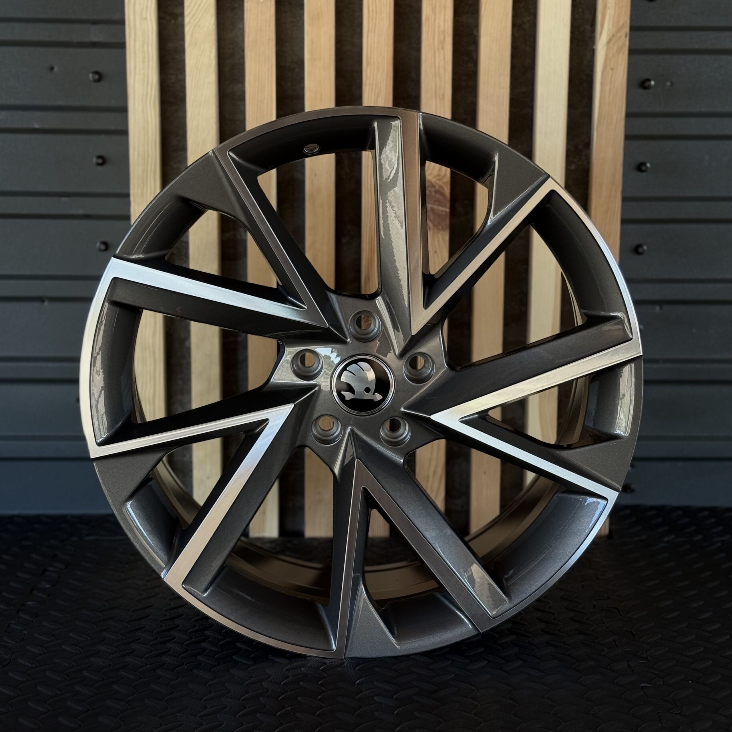 racingline_813_gunmetalmachinedface