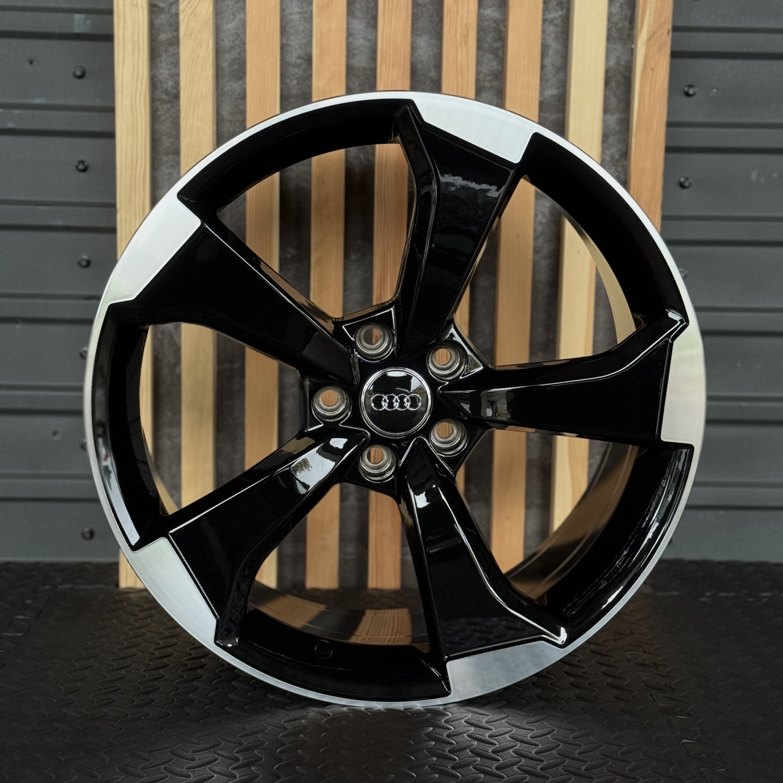 racingline_984_blackmachinedface