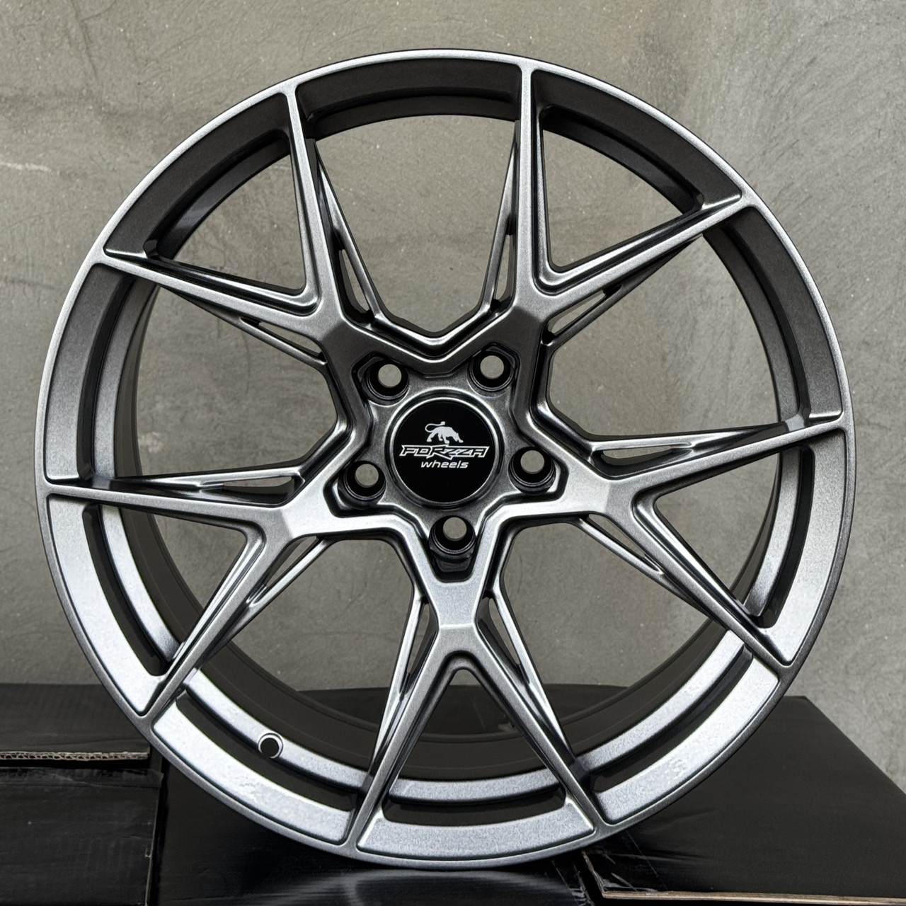DSK-R19-5x114-3-82ef9f_0-2 Aluminum alloy car wheel with a multi-spoke star design and a center cap showing a brand logo with the word 'wheels'.
